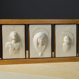 A Dalmática apresenta com orgulho a coleção Símbolos de Fé, uma linha anual de arte sacra desenvolvida em colaboração com a jovem escultora Filipa França, reconhecida pelo seu talento na escultura contemporânea.