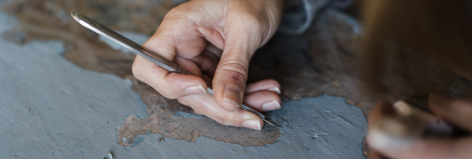 Conservação e restauro património religioso em Arouca revela arte histórica oculta. Os repintes são um desafio comum na conservação e restauro património religioso. Estas camadas de tinta aplicadas sobre obras originais ao longo dos anos afetam significativamente o património religioso português.
