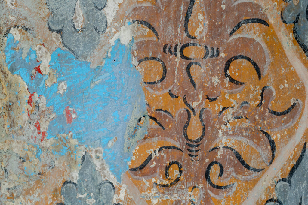 Conservação e restauro património religioso em Arouca revela arte histórica oculta. Os repintes são um desafio comum na conservação e restauro património religioso. Estas camadas de tinta aplicadas sobre obras originais ao longo dos anos afetam significativamente o património religioso português.
