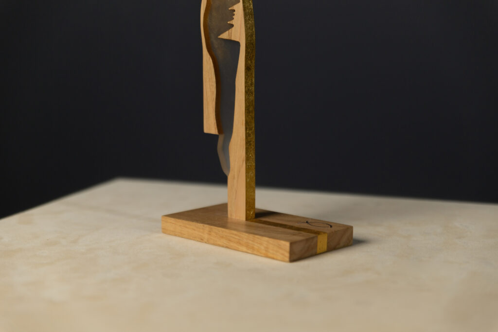 Crucifixo arte sacra em madeira de nogueira e resina, edição limitada 1/100, ateliê Dalmática