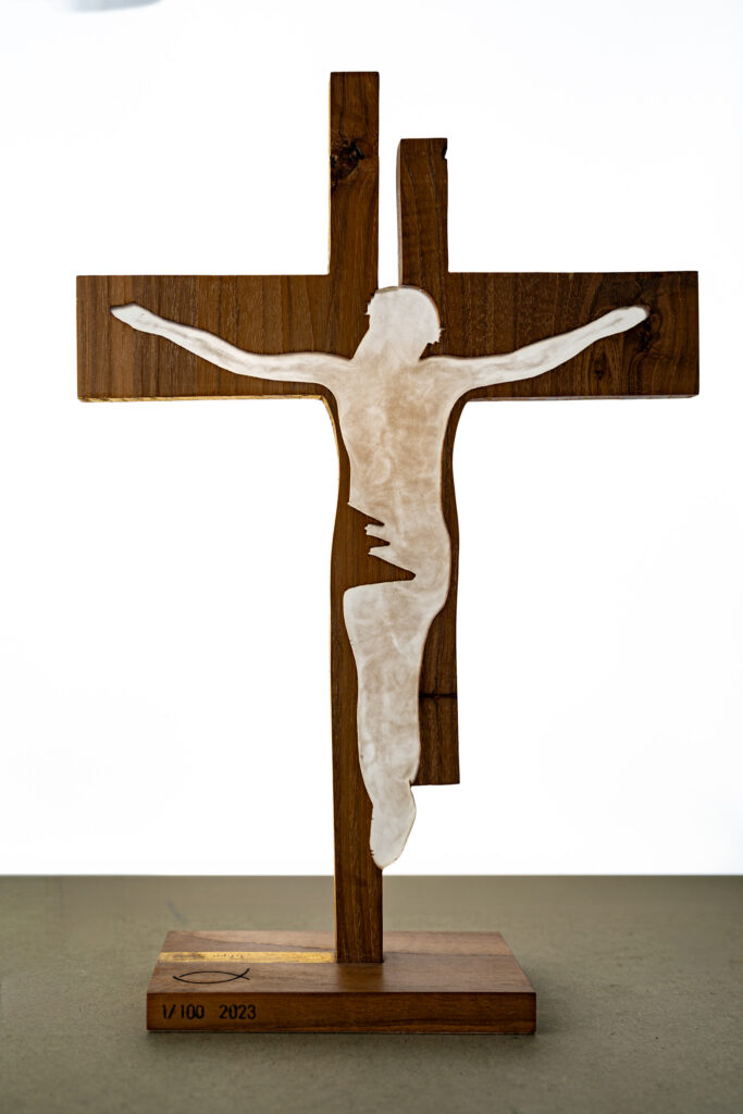 Crucifixo arte sacra em madeira de nogueira e resina, edição limitada 1/100, ateliê Dalmática