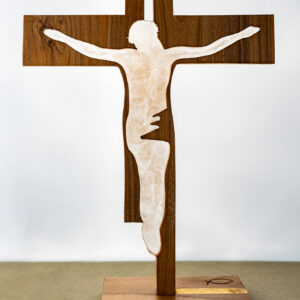 Crucifixo arte sacra em madeira de nogueira e resina, edição limitada 1/100, ateliê Dalmática